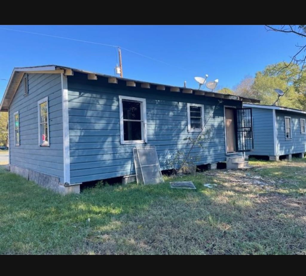 529 Sassafras Ave, Shreveport, LA 71106 - back of property with a lawn and entry steps
