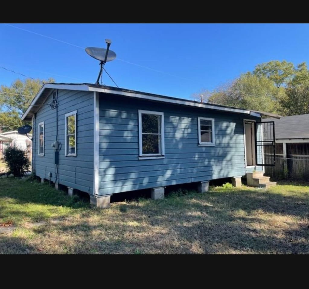 525 Sassafras Ave, Shreveport, LA 71106 - view of side of home featuring a lawn