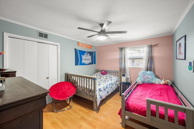 512 N 38th St, Corsicana, TX 75110 - bedroom featuring light wood-type flooring, ornamental molding, a closet, and a ceiling fan