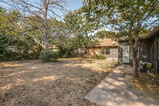 2622 Wynnewood Dr, Dallas, TX 75224 - view of yard featuring central AC