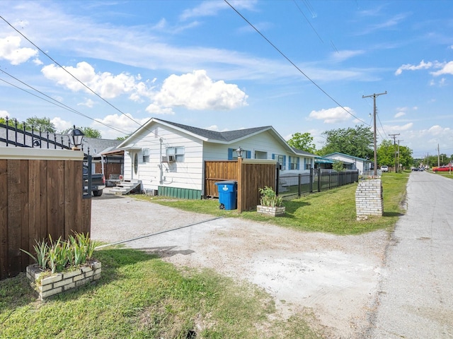 707 Washington St, Ennis, TX 75119 - view of side of home featuring driveway