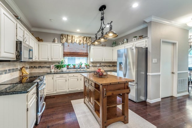 10613 Raleigh Dr, Frisco, TX 75035 - kitchen with appliances with stainless steel finishes, a sink, crown molding, white cabinetry, and recessed lighting