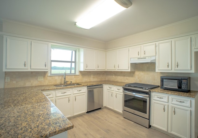 812 Crestline Dr, Mexia, TX 76667 - kitchen featuring stainless steel appliances, under cabinet range hood, a sink, light wood-type flooring, and ornamental molding
