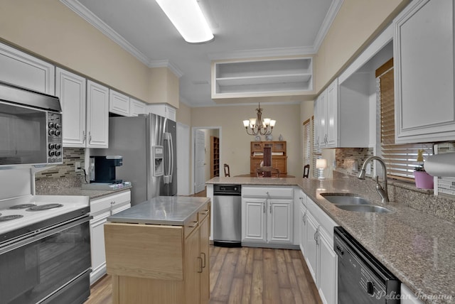 23 Tealwood, Shreveport, LA 71104 - kitchen featuring appliances with stainless steel finishes, a sink, a chandelier, backsplash, and a peninsula