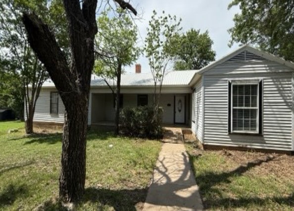 417 E 10th St, Coleman, TX 76834 - ranch-style home featuring a front lawn