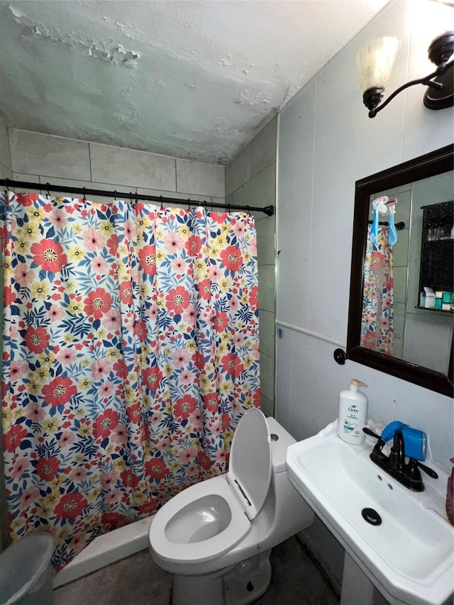 1005 Iowa St, Irving, TX 75060 - full bathroom with a sink, a shower with shower curtain, and toilet