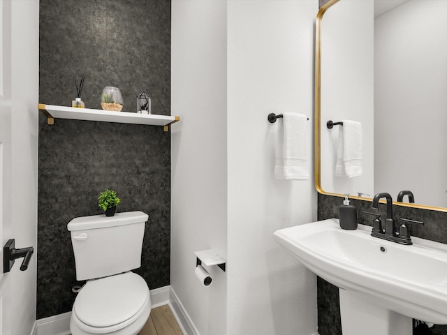 13333 Hedgebrook Pl, Fort Worth, TX 76008 - bathroom featuring a sink, toilet, wood finished floors, and baseboards