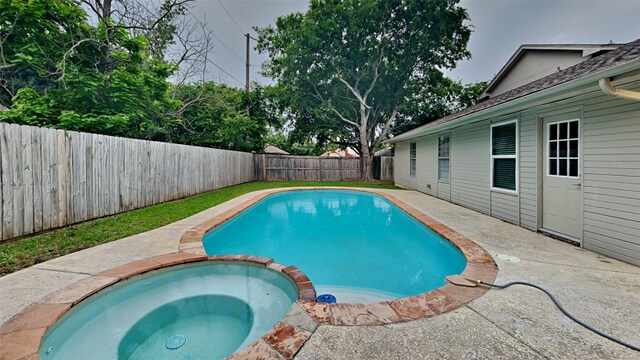 2 Saint Charles Pl, Midlothian, TX 76065 - view of swimming pool with a pool with connected hot tub, a fenced backyard, and a patio area