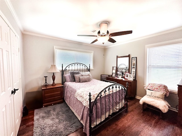 812 Walters St, Frankston, TX 75763 - bedroom with dark wood-style floors, a closet, crown molding, a ceiling fan, and baseboards