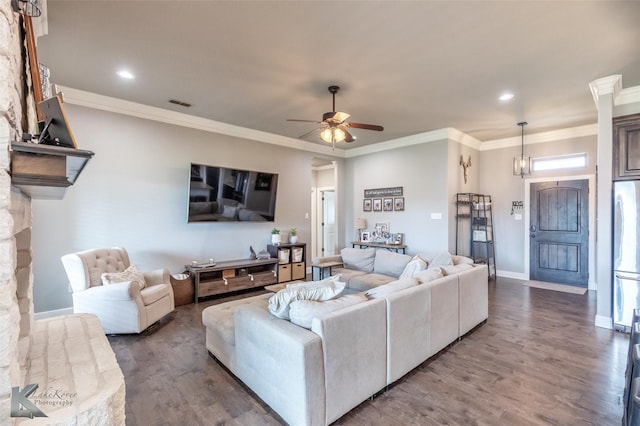 349 Mill Creek Dr, Abilene, TX 79602 - living area featuring a ceiling fan, wood finished floors, crown molding, baseboards, and recessed lighting
