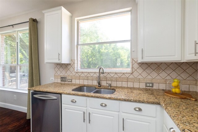 5732 Chelmsford Trl, Arlington, TX 76018 - kitchen with stainless steel appliances, under cabinet range hood, white cabinetry, backsplash, and light stone counters