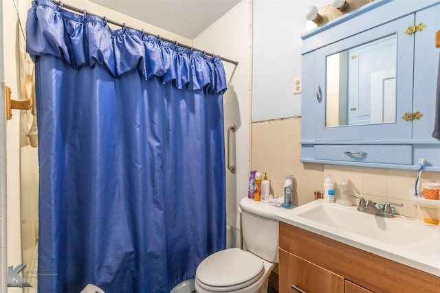 1541 S 9th St, Abilene, TX 79602 - bathroom with vanity, toilet, a shower with shower curtain, and tasteful backsplash