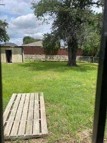 9925 Kittyhawk Ln, Dallas, TX 75217 - view of yard featuring an outbuilding