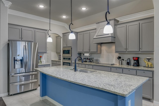 7816 Wheatland Ct, Godley, TX 76044 - kitchen featuring stainless steel appliances, gray cabinets, a sink, ornamental molding, and baseboards