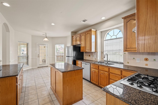 1117 Ruby St, Plano, TX 75094 - kitchen featuring a sink, stainless steel appliances, a center island, backsplash, and recessed lighting
