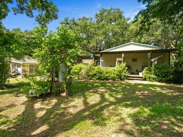 102 Ford Cir, Gun Barrel City, TX 75156 - view of grassy yard featuring covered porch