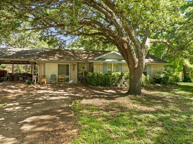 102 Ford Cir, Gun Barrel City, TX 75156 - ranch-style home featuring brick siding and dirt driveway
