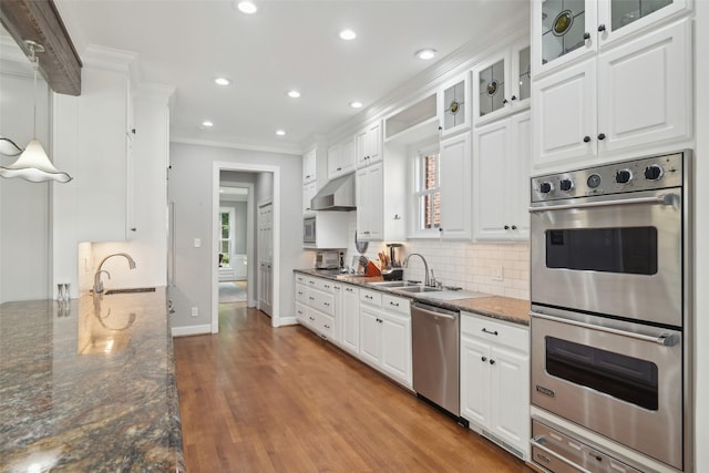 3008 Rosedale Ave, University Park, TX 75205 - kitchen featuring stainless steel appliances, crown molding, tasteful backsplash, wood finished floors, and white cabinets