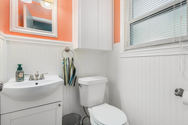 6217 Kentwood Pl, Fort Worth, TX 76112 - half bathroom featuring wainscoting, toilet, and vanity