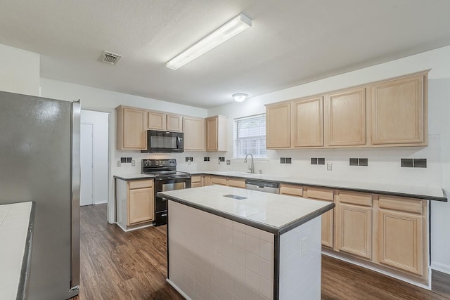904 Havenbrook Dr, Arlington, TX 76001 - kitchen with black appliances, light brown cabinets, dark wood finished floors, a sink, and a center island