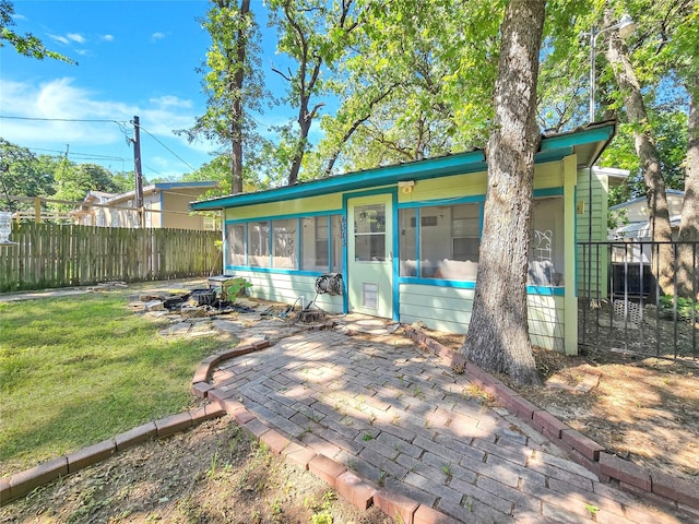 6505 Oakwood Lake Ct, Granbury, TX 76049 - view of front of property with a sunroom and a patio area
