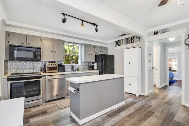 6505 Oakwood Lake Ct, Granbury, TX 76049 - kitchen featuring black appliances, gray cabinetry, light countertops, a sink, and ceiling fan