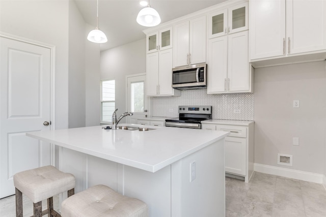 500 Melody Cir, Kaufman, TX 75142 - kitchen with stainless steel appliances, a sink, decorative backsplash, a kitchen island with sink, and white cabinetry