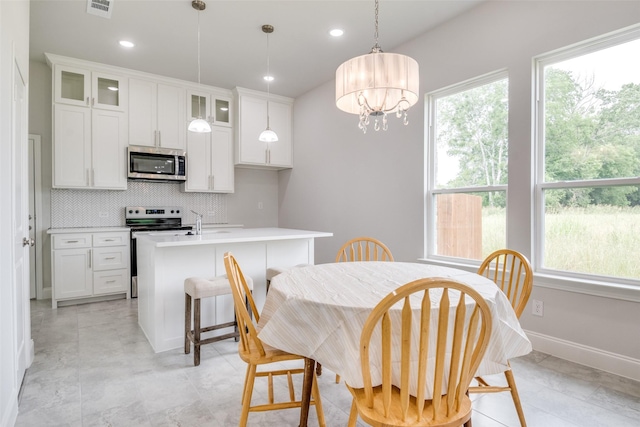 500 Melody Cir, Kaufman, TX 75142 - dining area featuring a chandelier, recessed lighting, and baseboards