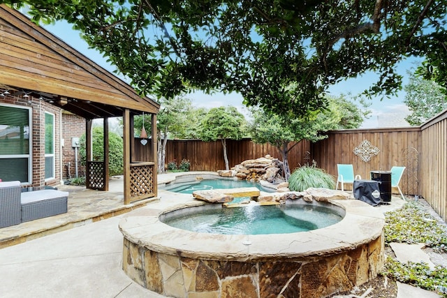 6916 Arvida Dr, Plano, TX 75023 - view of swimming pool featuring a fenced backyard, a patio, and a pool with connected hot tub