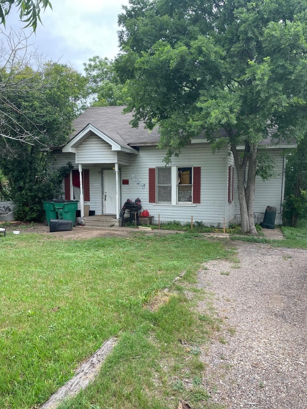 205 S Carpenter St, Mart, TX 76664 - view of front facade with a front yard