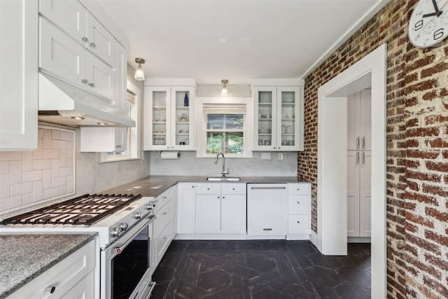 3718 Tulsa Way, Fort Worth, TX 76107 - kitchen with gas stove, dishwasher, under cabinet range hood, a sink, and backsplash