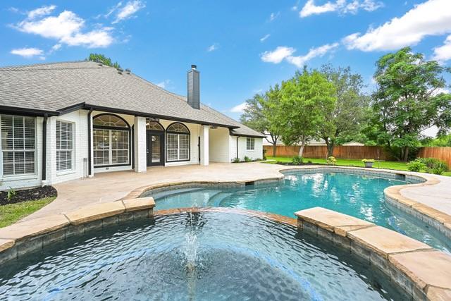 711 Saratoga Dr, Southlake, TX 76092 - view of swimming pool featuring a pool with connected hot tub, a fenced backyard, and a patio area