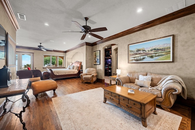1612 S Lakeshore Dr, Rockwall, TX 75087 - living area featuring a ceiling fan, wood finished floors, crown molding, arched walkways, and recessed lighting