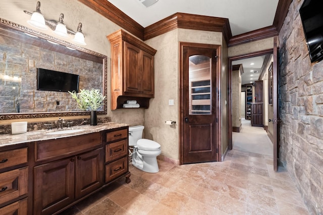 1612 S Lakeshore Dr, Rockwall, TX 75087 - full bath with ornamental molding, stone tile flooring, toilet, vanity, and baseboards