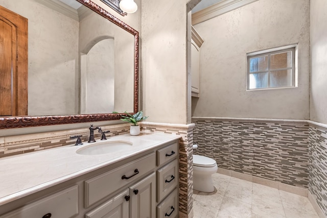 1612 S Lakeshore Dr, Rockwall, TX 75087 - bathroom featuring vanity, toilet, a wainscoted wall, and tile walls