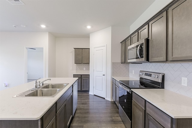 397 War Emblem Ln, Waxahachie, TX 75165 - kitchen with stainless steel appliances, a sink, dark wood-style floors, decorative backsplash, and recessed lighting