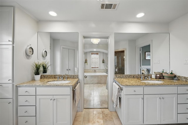 261 Casa Blanca Ave, Fort Worth, TX 76107 - ensuite bathroom featuring two vanities, a bath, and recessed lighting