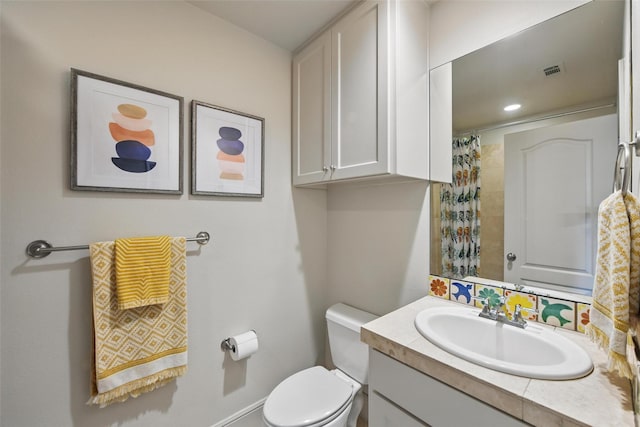 261 Casa Blanca Ave, Fort Worth, TX 76107 - full bathroom with toilet, vanity, and curtained shower