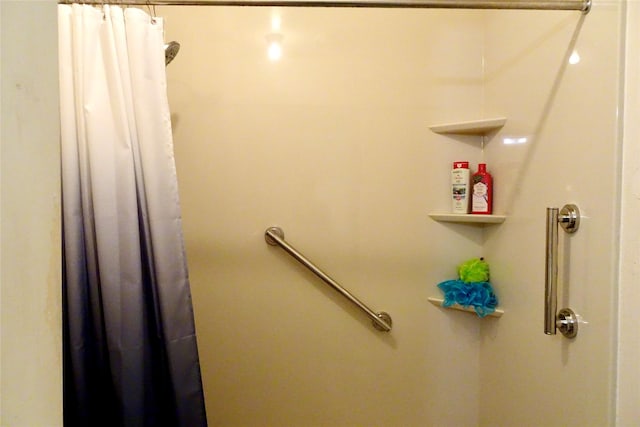 212 E Kearney St, Mesquite, TX 75149 - bathroom featuring a shower with curtain