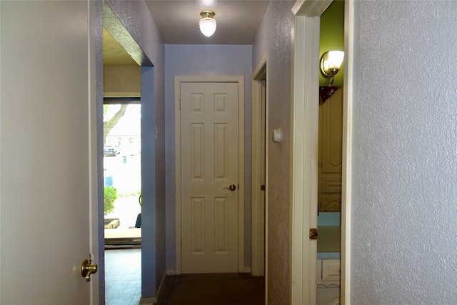 212 E Kearney St, Mesquite, TX 75149 - hall featuring a textured wall