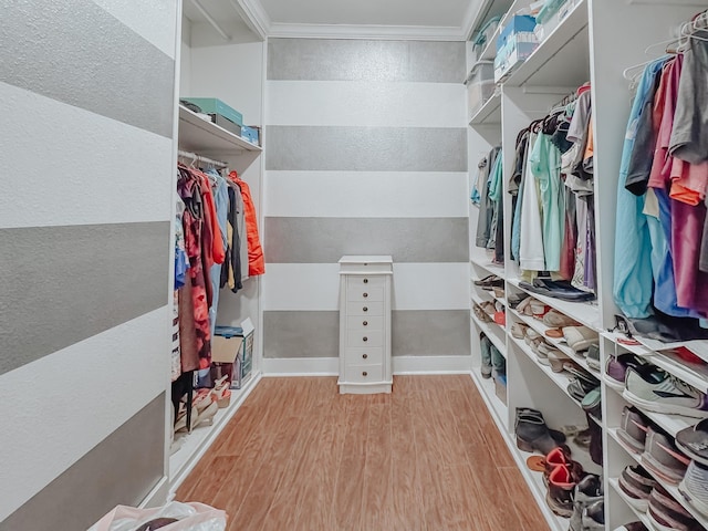 1530 W 5th Ave, Corsicana, TX 75110 - walk in closet featuring light wood-style flooring