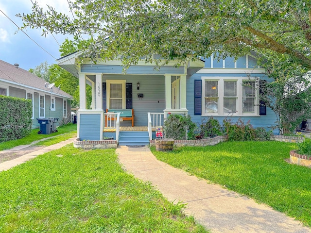 1530 W 5th Ave, Corsicana, TX 75110 - view of front facade with a porch and a front yard