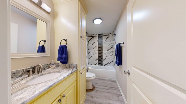 150 David St, Jefferson, TX 75657 - bathroom featuring toilet, wood finished floors, vanity, and bathtub / shower combination