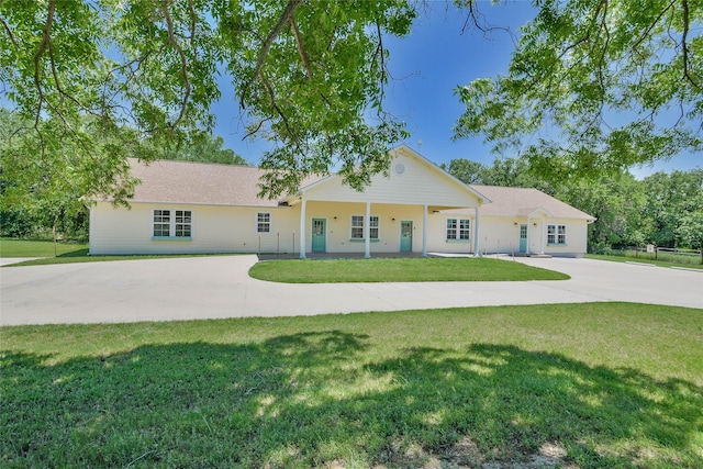 6495 Smoky Hill Ct, Granbury, TX 76049 - view of front of property with a front lawn and driveway