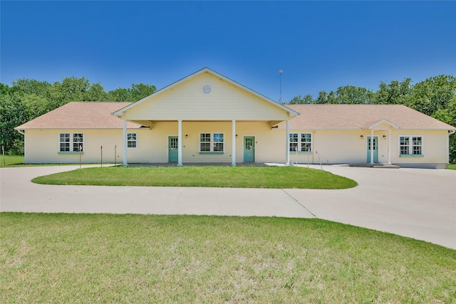 6495 Smoky Hill Ct, Granbury, TX 76049 - view of front facade featuring a front yard