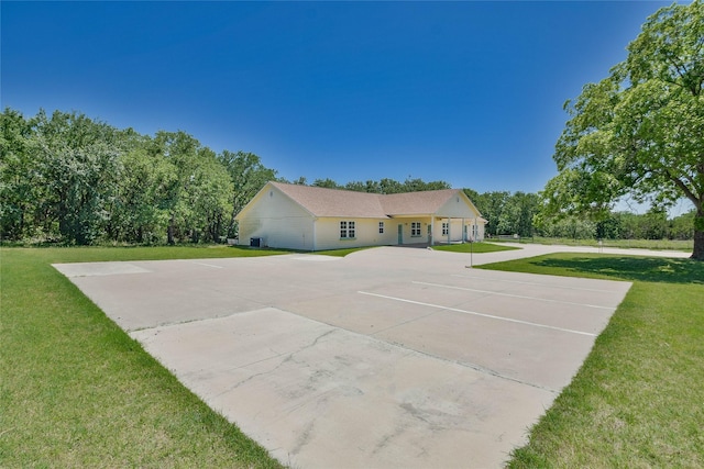 6495 Smoky Hill Ct, Granbury, TX 76049 - ranch-style home featuring a front yard and uncovered parking