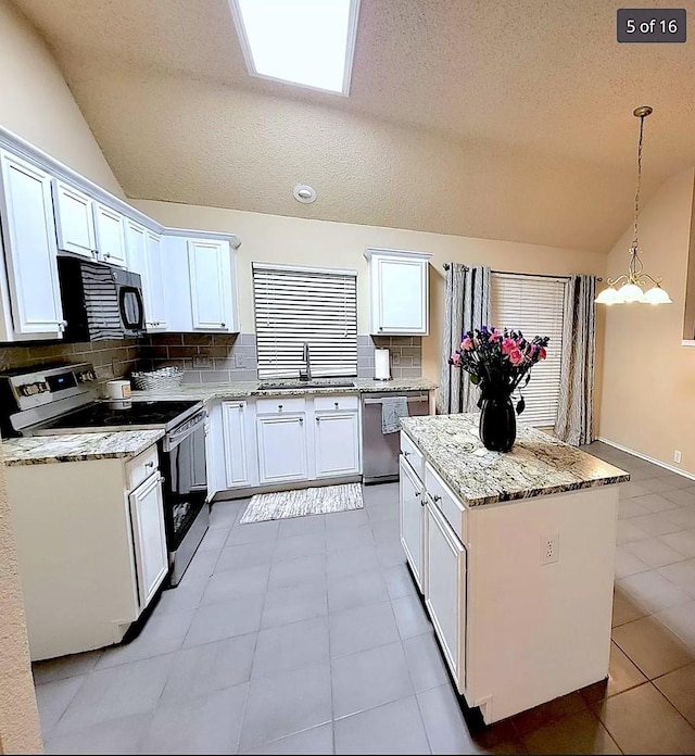 4600 Parkview Ln, Fort Worth, TX 76137 - kitchen with appliances with stainless steel finishes, lofted ceiling, a sink, backsplash, and a center island