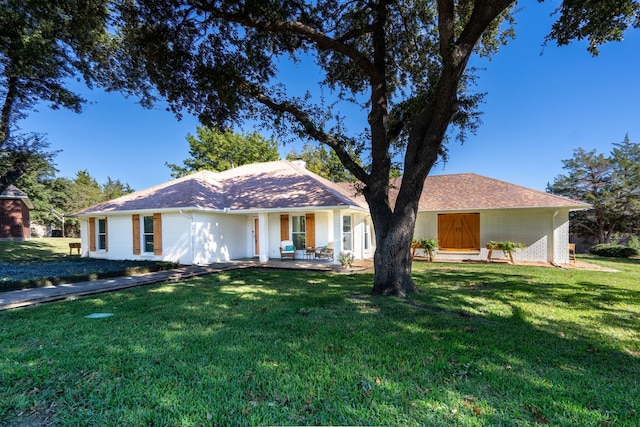 1505 Williamsburg Ct, Ennis, TX 75119 - ranch-style house with a front lawn, covered porch, and brick siding