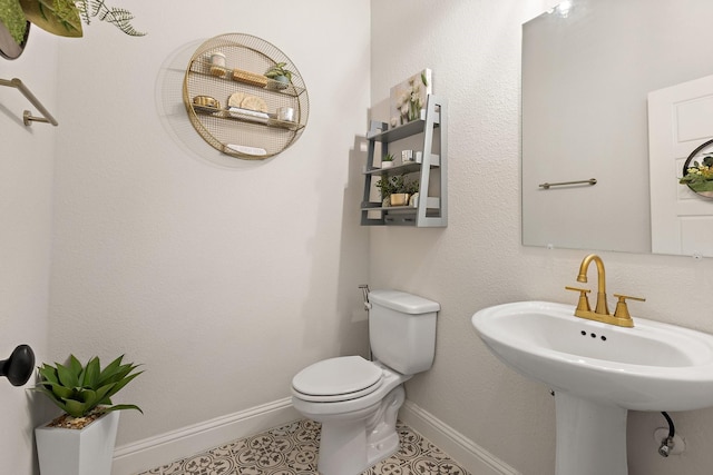 3925 Fairmount Ct, Sachse, TX 75048 - bathroom featuring toilet, baseboards, a sink, and tile patterned flooring