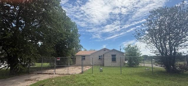 1302 Main St, Waco, TX 76704 - view of yard featuring a gate and concrete driveway